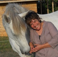 La thérapeute avec le cheval